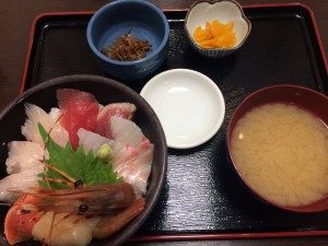 海鮮丼をいただきました！　新鮮！